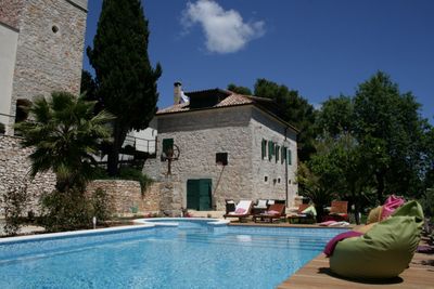 Charming rustic villa with swimming pool for 16 persons