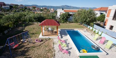 Large Holiday House with Pool and Outdoor Jacuzzi in Slatine near Trogir