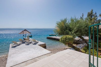 Luxury Beachfront Villa with Jacuzzi near Omis