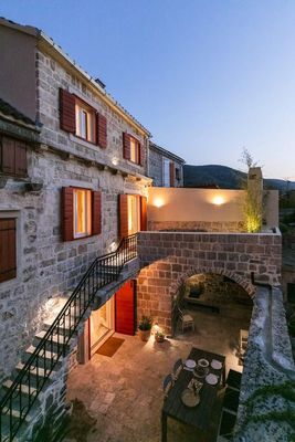 Authentic Stone 5 Bedroom Holiday House in Town Vis