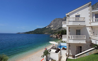 Luxury Beachfront Villa with Pool near Makarska