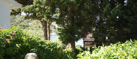 Romantic holiday house near the beach on island Vis