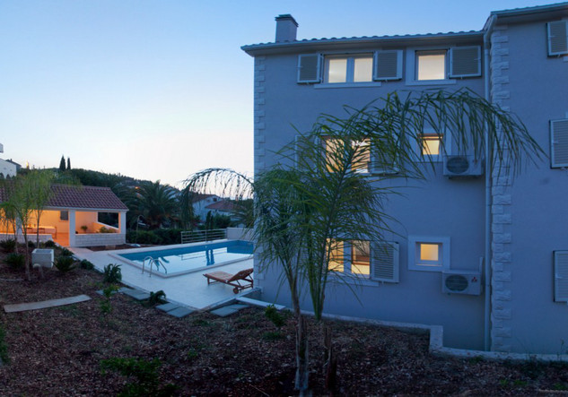 Beautiful 6 person penthouse apartment with pool in Sutivan 