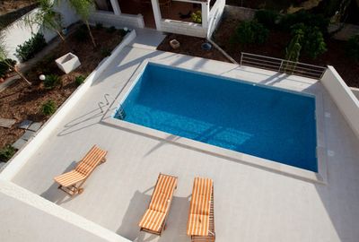 Beautiful 6 person penthouse apartment with pool in Sutivan 