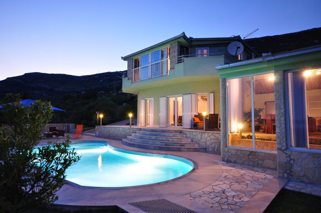 Luxury 6 person villa with pool in Kastel Stari