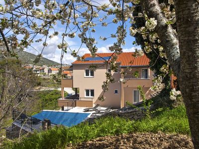 Beautiful Holiday House with Pool for 12 Guests in Riviera Omis 