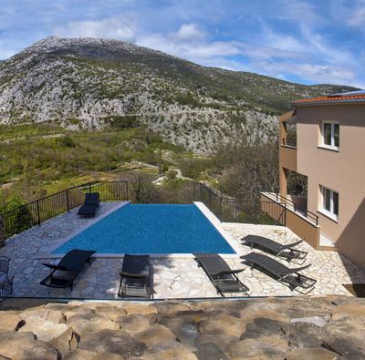 Beautiful Holiday House with Pool for 12 Guests in Riviera Omis 