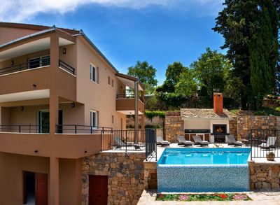 Beautiful Holiday House with Pool for 12 Guests in Riviera Omis 