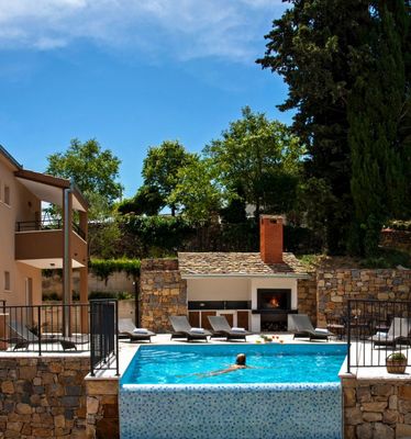 Beautiful Holiday House with Pool for 12 Guests in Riviera Omis 