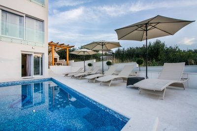 Fascinating villa with pool for 8 persons in Okrug Gornji
