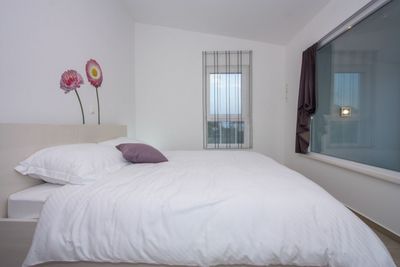 Fascinating villa with pool for 8 persons in Okrug Gornji
