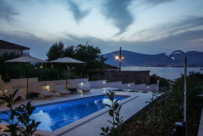 Fascinating villa with pool for 8 persons in Okrug Gornji