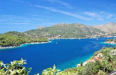 Sea View Stone Villa with Heated Swimming Pool, Jacuzzi, and Summer Kitchen; near Dubrovnik