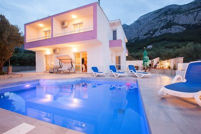 Lovely Holiday Villa with Pool Right Above Makarska