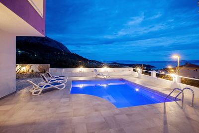 Lovely Holiday Villa with Pool Right Above Makarska