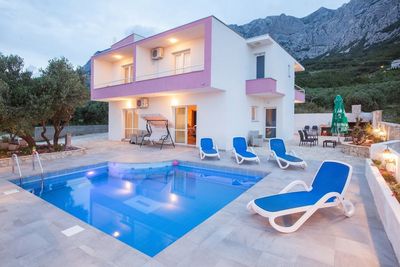Lovely Holiday Villa with Pool Right Above Makarska