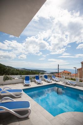 Lovely Holiday Villa with Pool Right Above Makarska