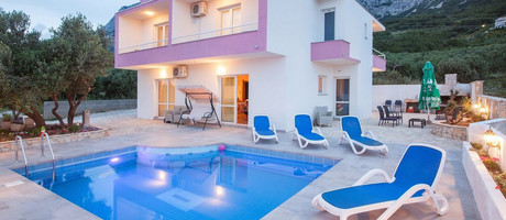 Lovely Holiday Villa with Pool Right Above Makarska