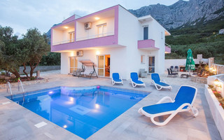 Lovely Holiday Villa with Pool Right Above Makarska