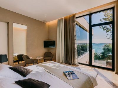 Gorgeous seafront villa for 13 persons in Novigrad, Istria