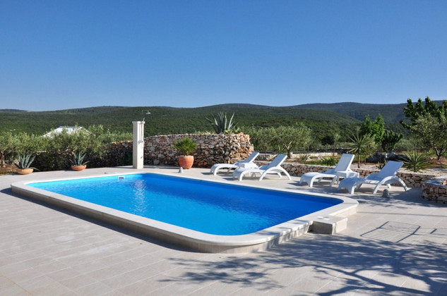 Holiday house with pool for 6 persons in Pucisca, on island Brac