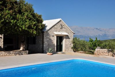 Holiday house with pool for 6 persons in Pucisca, on island Brac