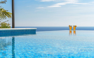 Charming Holiday House with Infinity Pool in Mlini near Dubrovnik