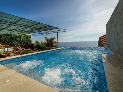 Charming Holiday House with Infinity Pool in Mlini near Dubrovnik