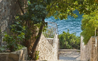 Charming Seafront Holiday House near Sumartin 
