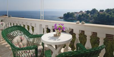 Charming Seafront Holiday House near Sumartin 