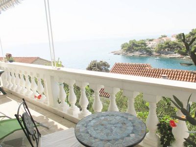 Charming Seafront Holiday House near Sumartin 