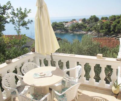 Charming Seafront Holiday House near Sumartin 