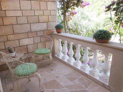 Charming Seafront Holiday House near Sumartin 