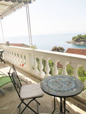 Charming Seafront Holiday House near Sumartin 