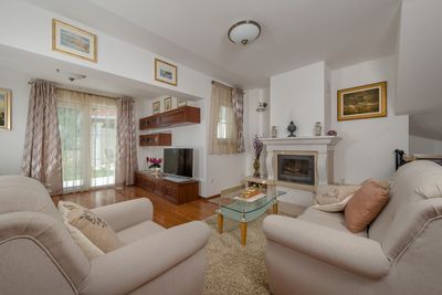 Elegant Villa with Luxury Facilities and Equipment in Omis Riviera
