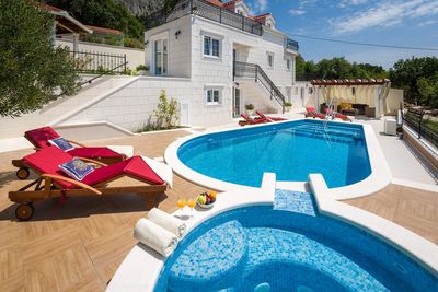 Elegant Villa with Luxury Facilities and Equipment in Omis Riviera