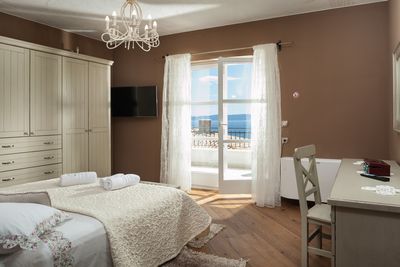 Splendid Makarska Villa with Heated Indoor and Outdoor pool and Traditional Dalmatian Tavern 