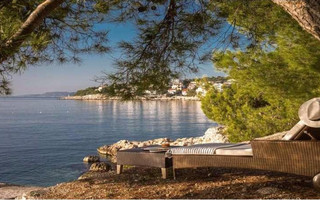Large Beach Villa with Pool in Primosten