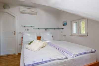 Splendid Beach Villa With Swimming Pool On island Brac, Mirca