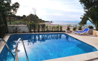 Splendid Beach Villa with Swimming Pool in Mirca, Island Brac