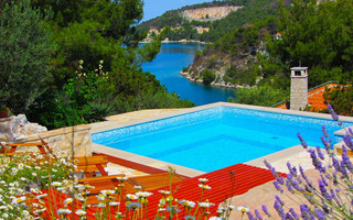 Charming 2 Bedroom Seafront House with Pool Island Brac
