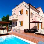 Luxury Villa with Pool, Outdoor Jacuzzi, and Sauna near Pula in Istria