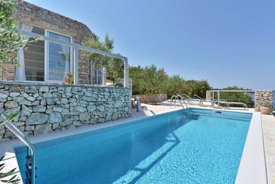 Adorable seafront stone house for 4 persons near Maslinica on the island of Solta