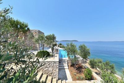 Adorable seafront stone house for 4 persons near Maslinica on the island of Solta