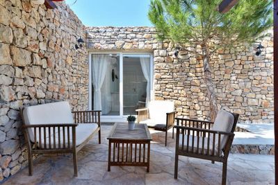 Adorable seafront stone house for 4 persons near Maslinica on the island of Solta