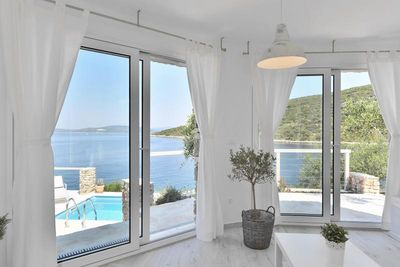 Adorable seafront stone house for 4 persons near Maslinica on the island of Solta
