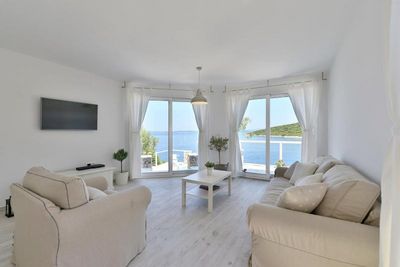 Adorable seafront stone house for 4 persons near Maslinica on the island of Solta
