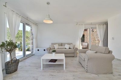 Adorable seafront stone house for 4 persons near Maslinica on the island of Solta