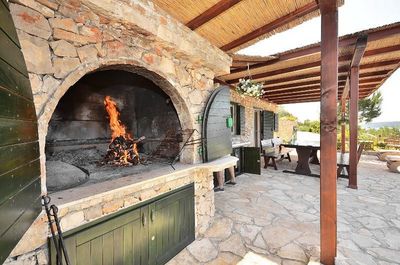 Adorable seafront stone house for 4 persons near Maslinica on the island of Solta