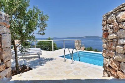 Adorable seafront stone house for 4 persons near Maslinica on the island of Solta